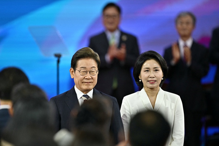 Tân Tổng thống Hàn Quốc Lee Jae Myung và phu nhân Kim Hye Kyung ở lễ nhậm chức tại Quốc hội ở Seoul ngày 4/6 - Ảnh: REUTERS Tân Tổng thống Hàn Quốc Lee Jae Myung và phu nhân Kim Hye Kyung ở lễ nhậm chức tại Quốc hội ở Seoul ngày 4/6 - Ảnh: REUTERS