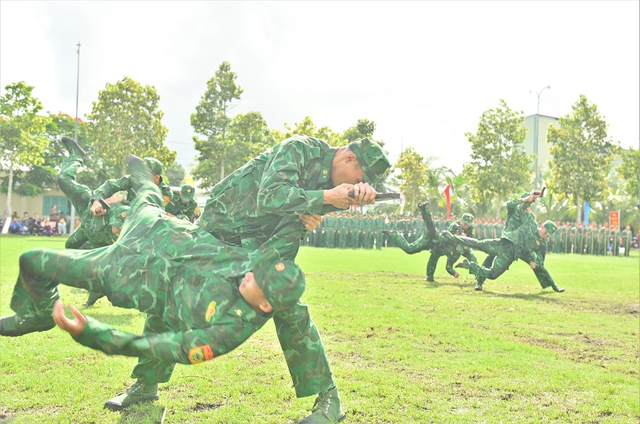 Chiến sĩ mới biễu diễn các bài phân thế chiến thuật phòng ngự đối kháng với đối tượng có vũ khí