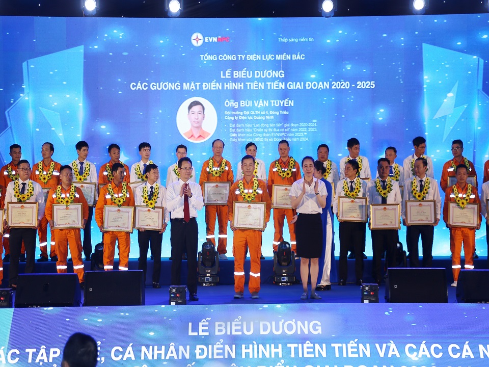 Anh Bùi Văn Tuyến là 1 trong 61 cá nhân điển hình tiên tiến giai đoạn 2020 -2025  được Tổng công ty Điện lực miền Bắc biểu dương khen thưởng trong Tháng Công nhân năm 2025