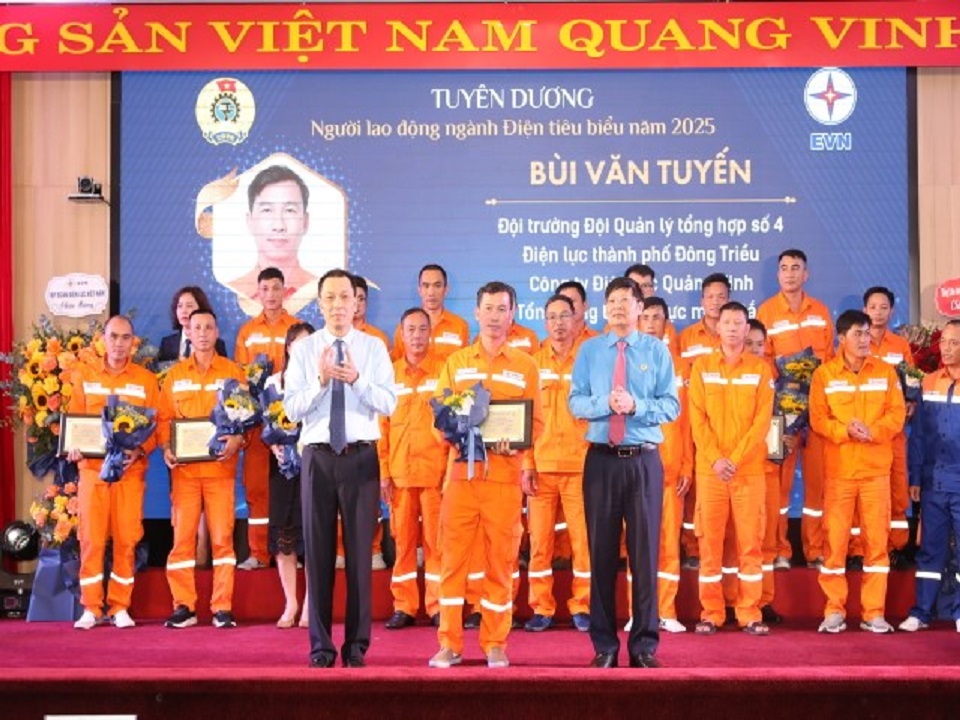 6.Trong Tháng Công nhân năm 2025, anh Bùi Văn Tuyến đã được Tập đoàn Điện lực Việt Nam vinh danh với danh hiệu cao quý “Người lao động ngành Điện tiêu biểu”