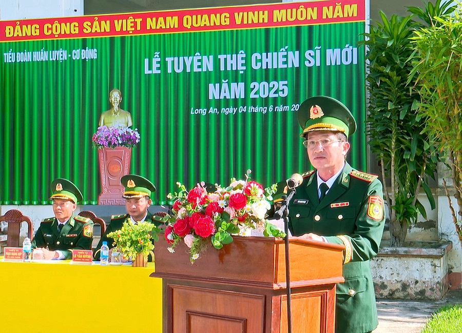 Đại tá Đàm Quang Ngoạt – Chỉ huy trưởng BĐBP tỉnh ghi nhận, biểu dương kết quả huấn luyện chiến sĩ mới tại lễ tuyên thệ