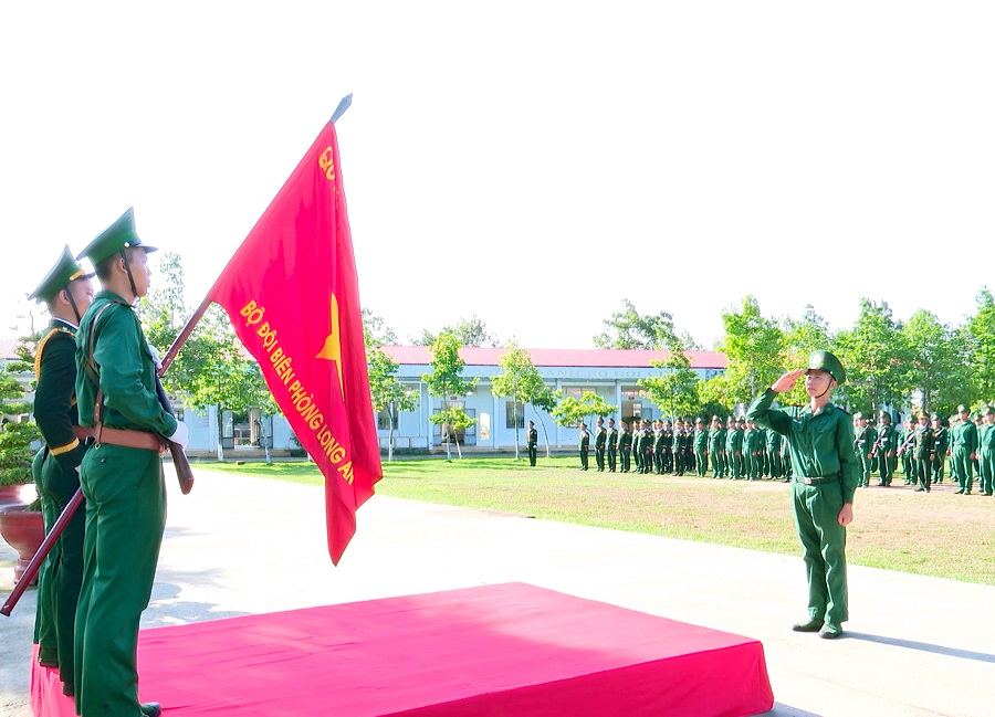 Chiến sĩ mới thực hiện nghi thức tuyên thệ