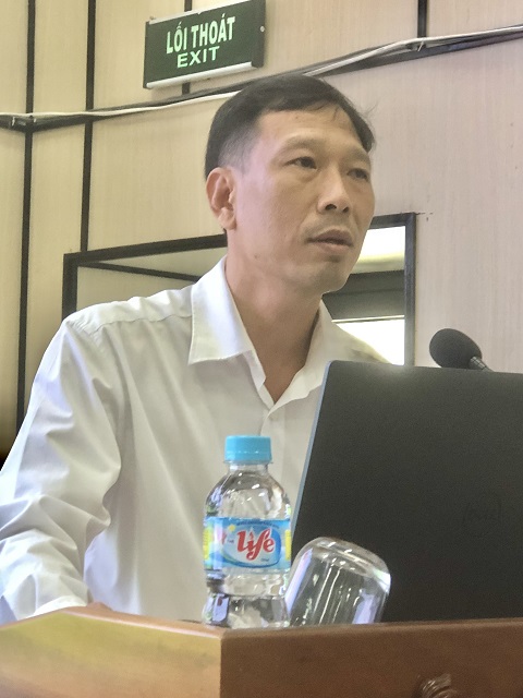 Chuyên viên Chi cục Thống kê Bình Định hướng dẫn cách thu thập thông tin. Ảnh: Viết Hiền Chuyên viên Chi cục Thống kê Bình Định hướng dẫn cách thu thập thông tin. Ảnh: Viết Hiền