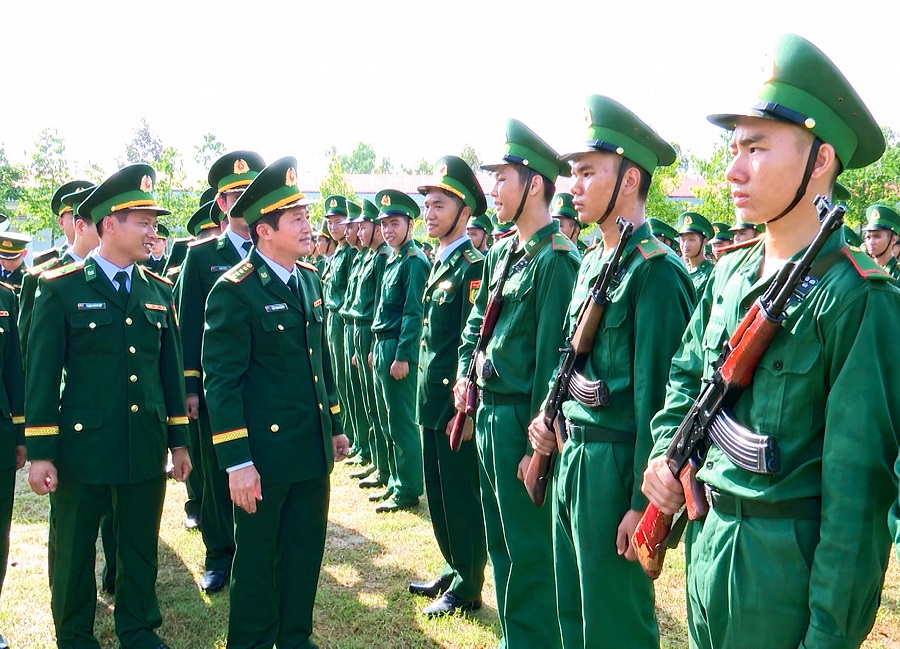 Đại tá Đàm Quang Ngoạt – Chỉ huy trưởng BĐBP tỉnh động viên cán bộ, chiến sĩ tiếp tục đoàn kết, thống nhất, khắc phục khó khăn, sẵn sàng nhận và hoàn thành tốt mọi nhiệm vụ được giao.