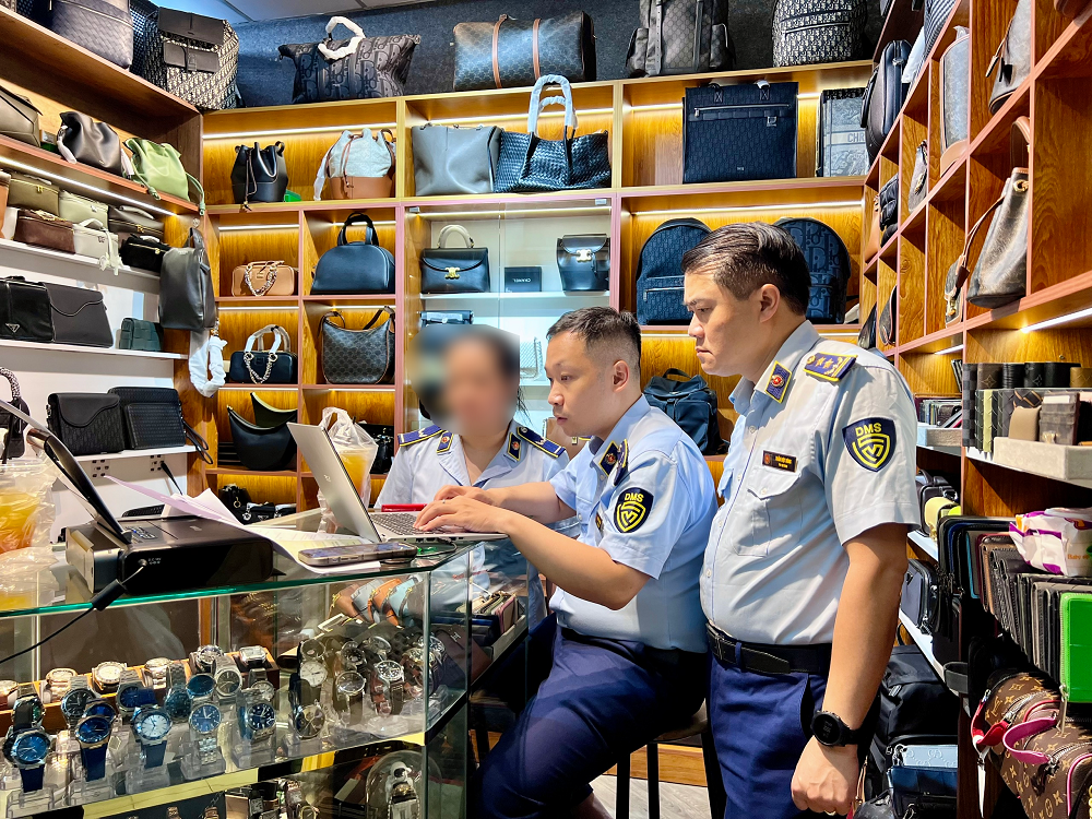 Phòng Nghiệp vụ Quản lý thị trường tiến hành kiểm tra tại các điểm kinh doanh trong Trung tâm Thương mại Saigon Square