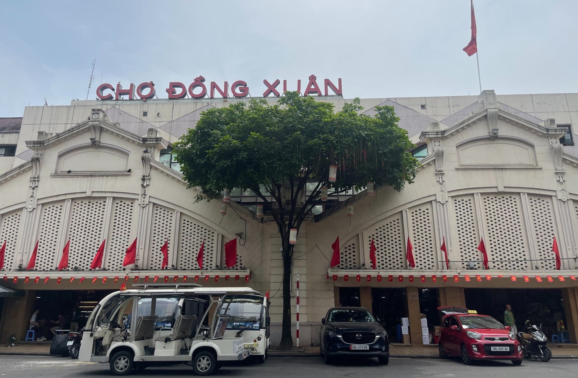 hiện có 630 hộ trên tổng số 2.200 hộ kinh doanh tại chợ Đồng Xuân xin nghỉ kinh doanh trong tháng. Ảnh: Phúc Đức hiện có 630 hộ trên tổng số 2.200 hộ kinh doanh tại chợ Đồng Xuân xin nghỉ kinh doanh trong tháng. Ảnh: Phúc Đức