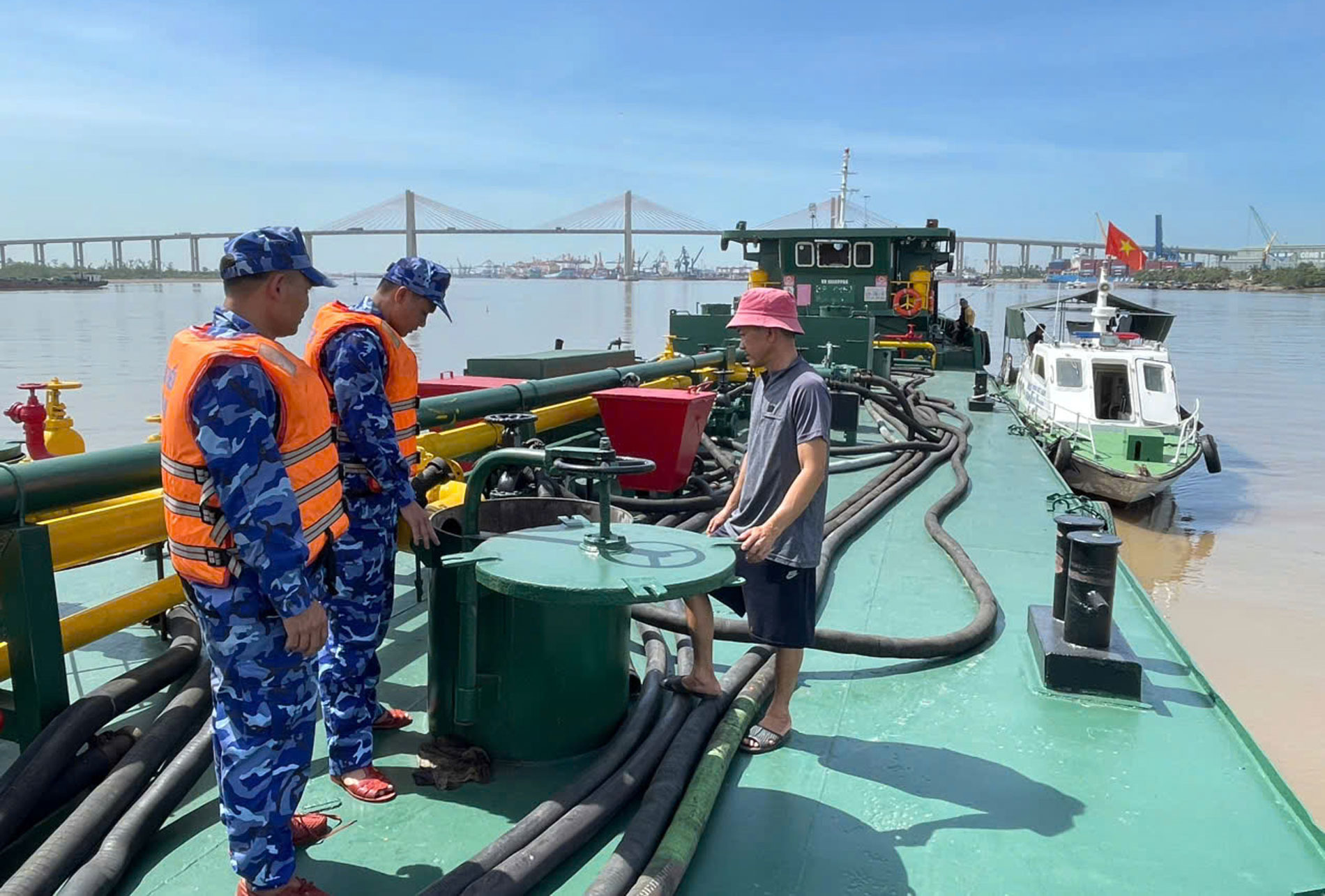 Tàu chở 10.000 lít dầu DO không rõ nguồn gốc bị tạm giữ. Tàu chở 10.000 lít dầu DO không rõ nguồn gốc bị tạm giữ.