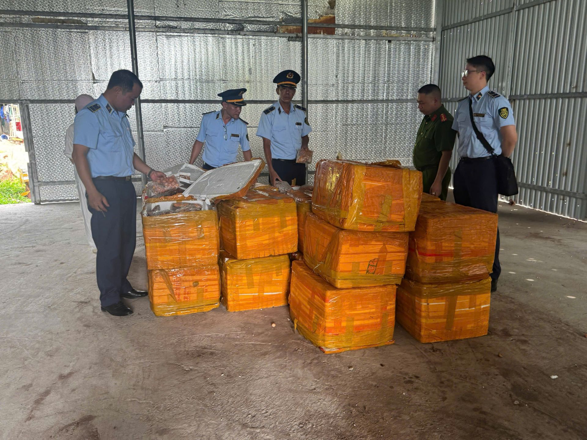 Đội QLTT số 4 cùng các lực lượng chức năng phát hiện trứng gà non không rõ nguồn gốc, xuất xứ