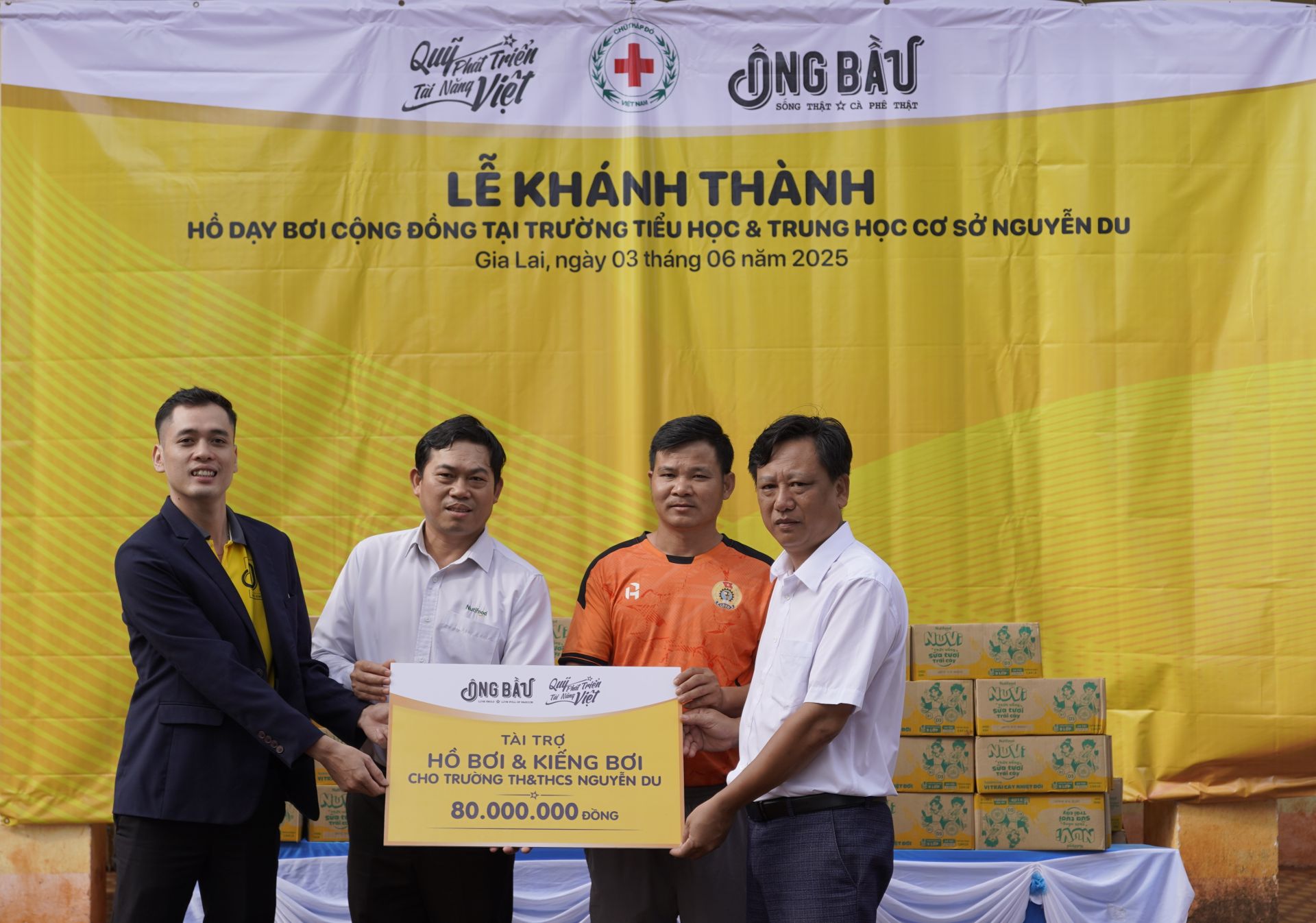 Quỹ phát triển tài năng việt trao tặng hồ dạy bơi miễn phí cộng đồng tại Gia Lai