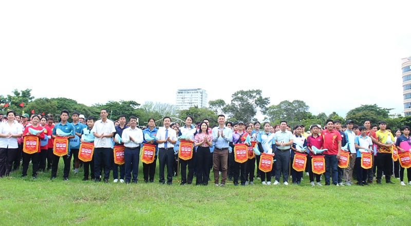 Ban tổ chức trao cờ lưu niệm cho các đơn vị về dự giải