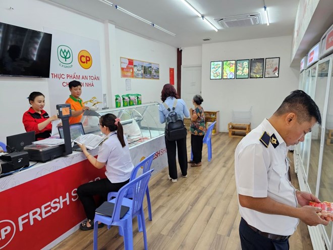 Đoàn kiểm tra tiến hành kiểm tra sản phẩm thịt heo tại cửa hàng thực phẩm C.P. ở tỉnh Bình Dương