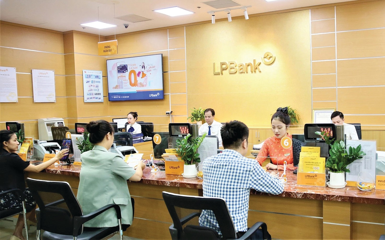 Lãi suất huy động tại các kỳ hạn từ 18 đến 60 tháng, LPBank đồng loạt giảm 0,2%/năm. (Ảnh minh họa) Lãi suất huy động tại các kỳ hạn từ 18 đến 60 tháng, LPBank đồng loạt giảm 0,2%/năm. (Ảnh minh họa)
