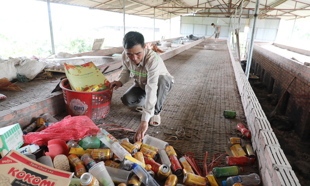 Gia đ&igrave;nh &ocirc;ng Nguyễn Văn Linh, tổ d&acirc;n phố Đức Ch&iacute;nh, phường Thanh Hải (thị x&atilde; Chũ) thu dọn, sửa sang l&ograve; sấy.