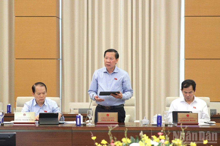 Chủ nhiệm Ủy ban Kinh tế và Tài chính Phan Văn Mãi báo cáo tại phiên họp. (Ảnh: DUY LINH) Chủ nhiệm Ủy ban Kinh tế và Tài chính Phan Văn Mãi báo cáo tại phiên họp. (Ảnh: DUY LINH)