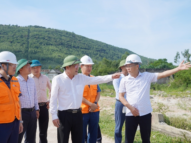 Phó Chủ tịch UBND tỉnh trực tiếp kiểm tra các khu vực còn vướng mặt bằng tại thôn Vĩnh Sơn, xã Quảng Đông. Phó Chủ tịch UBND tỉnh trực tiếp kiểm tra các khu vực còn vướng mặt bằng tại thôn Vĩnh Sơn, xã Quảng Đông.