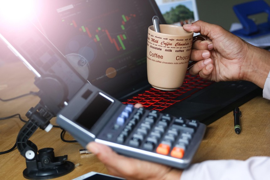 VN-Index hôm nay: Nhà đầu tư có tỷ trọng cổ phiếu cao nên cân nhắc chốt lời một phần. Ảnh internet. VN-Index hôm nay: Nhà đầu tư có tỷ trọng cổ phiếu cao nên cân nhắc chốt lời một phần. Ảnh internet.