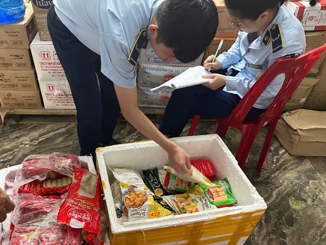 Quảng Bình: Phát hiện hộ kinh doanh bán thực phẩm quá hạn, nhập lậu