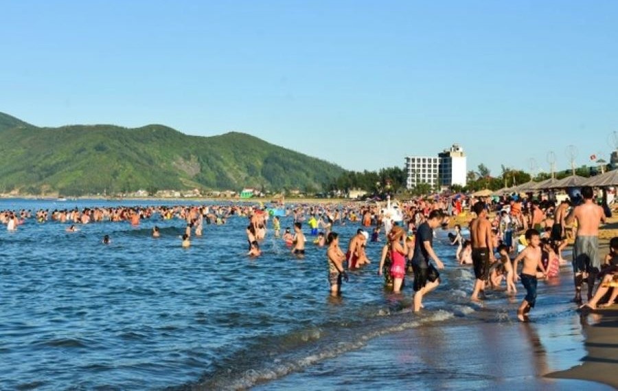 Vào mùa du lịch hè các bãi biển Hà Tĩnh thu hút rất đông khách du lịch. Vào mùa du lịch hè các bãi biển Hà Tĩnh thu hút rất đông khách du lịch.