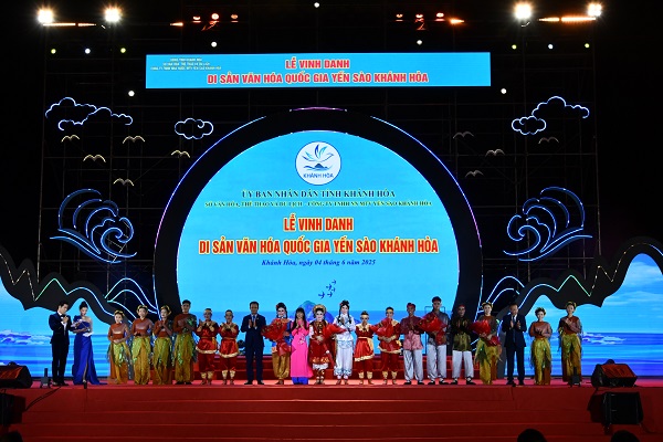 Lãnh đạo Công ty Yến sào Khánh Hòa tặng hoa cho các diễn viên tham gia chương trình