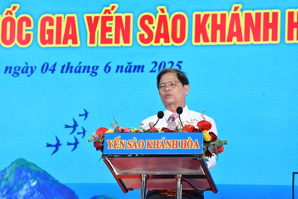 Ông Nguyễn Tấn Tuân- Phó Bí thư Tỉnh ủy, Chủ tịch UBND tỉnh phát biểu chúc mừng