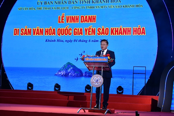 Ông Lê Văn Hoa- Phó Giám đốc sở VHTTDL đọc Quyết định công nhận di sản quốc gia của Bộ Trưởng Bộ VHTTDL