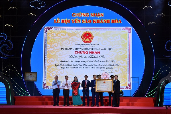 Ông Nguyễn Tấn Tuân- Phó Bí thư Tỉnh ủy, Chủ tịch UBND tỉnh trao chứng nhận Lễ hội Yến sào Khánh Hòa là Di sản văn hóa phi vật thể quốc gia,.cho lãnh đạo Công ty Yến sào Khánh Hòa