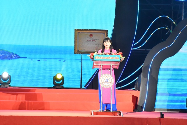 Bà Trịnh Thị Hồng Vân- Chủ tịch HĐTV Công ty Yến sào Khánh Hòa phát biểu cảm ơn