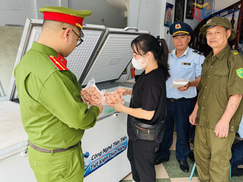 Công an phường Bãi Cháy phối hợp kiểm tra cơ sở kinh doanh thực phẩm đông lạnh không rõ nguồn gốc xuất xứ.