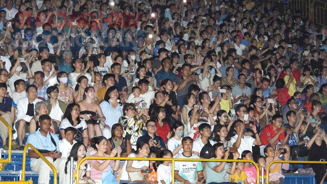 Khách thập phương bị lôi cuốn qua từng màn pháo hoa