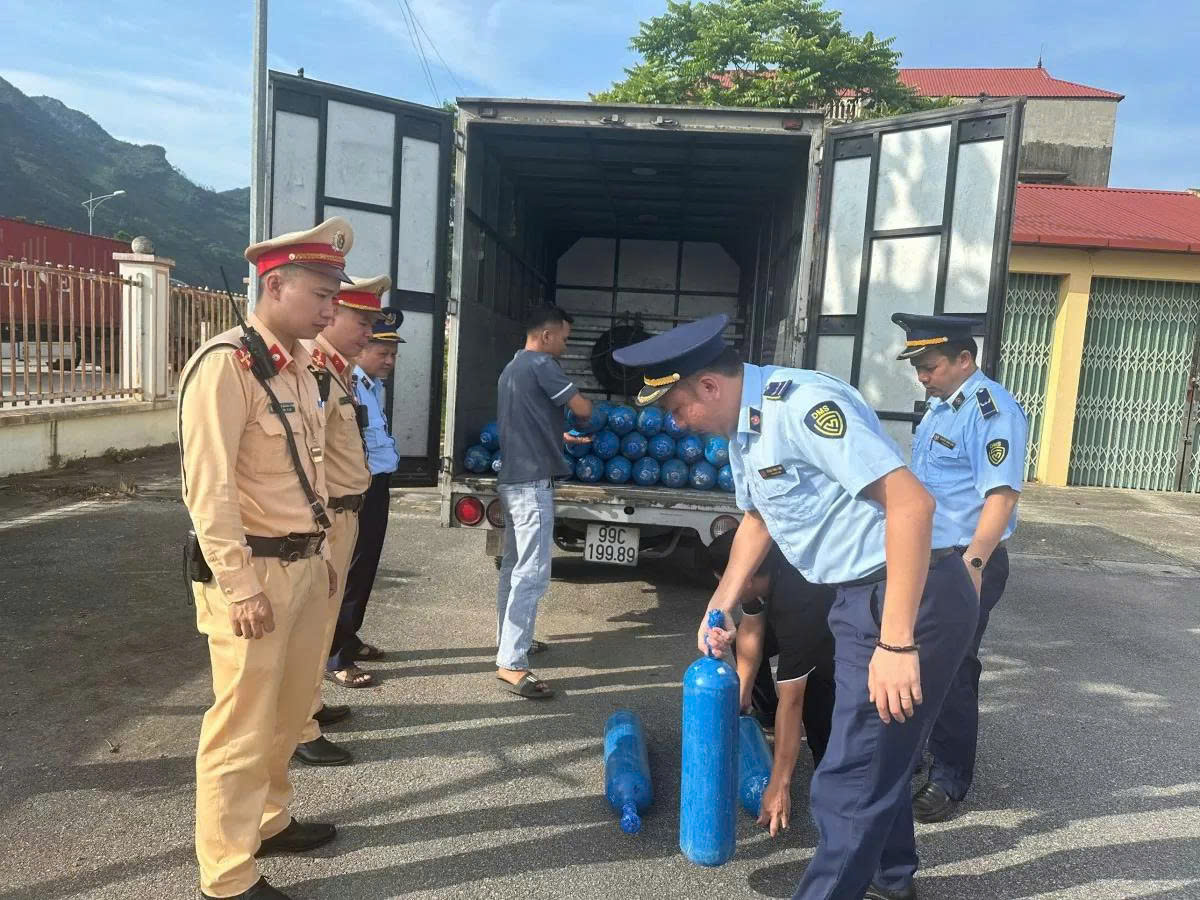 Lực lượng chức năng phát hiện, tạm giữ do không có giấy tờ chứng minh nguồn gốc. Ảnh: Chi cục QLTT tỉnh Lạng Sơn