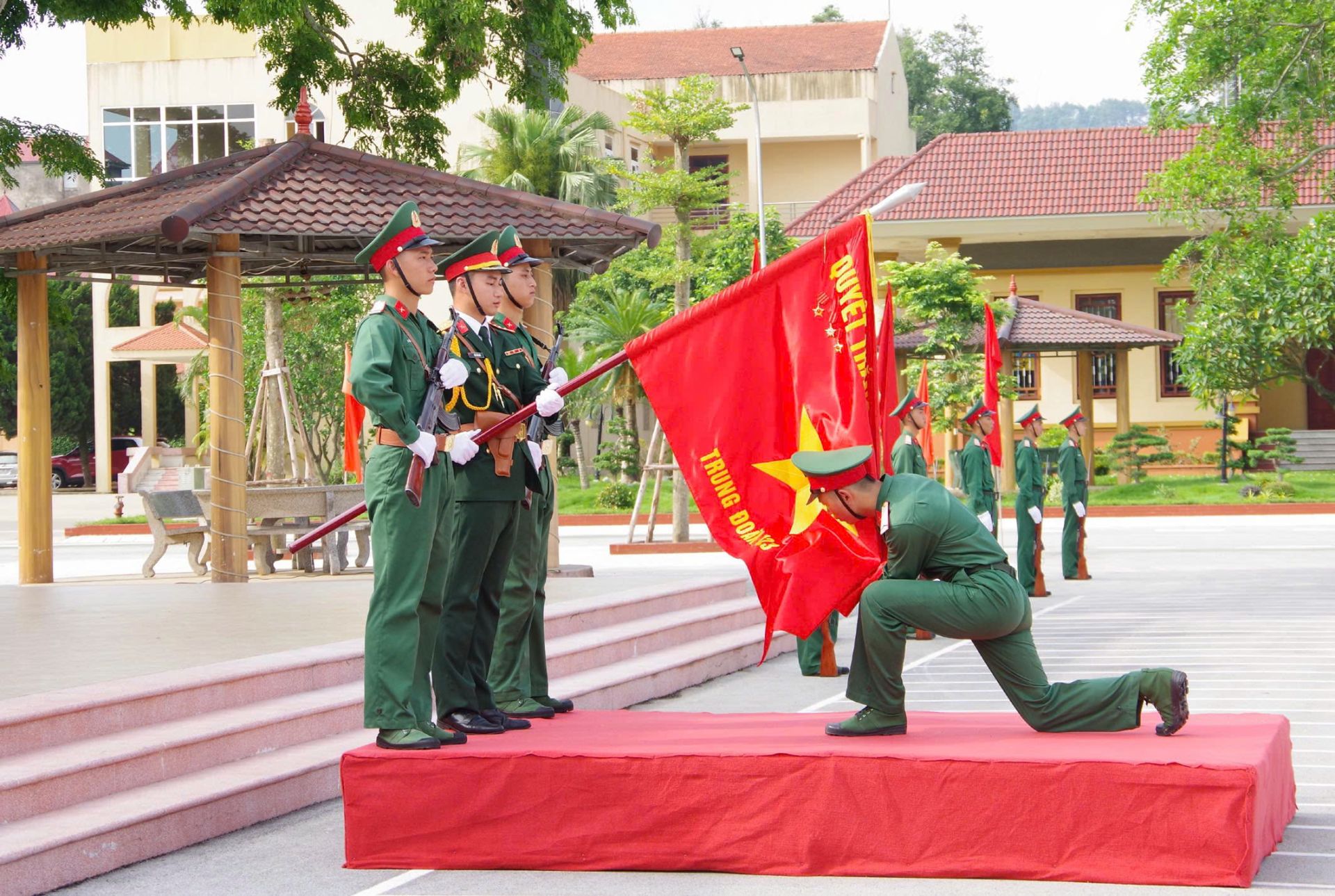 Đại diện chiến sĩ mới tuyên thệ và thực hiện nghi thức hôn Quốc kỳ