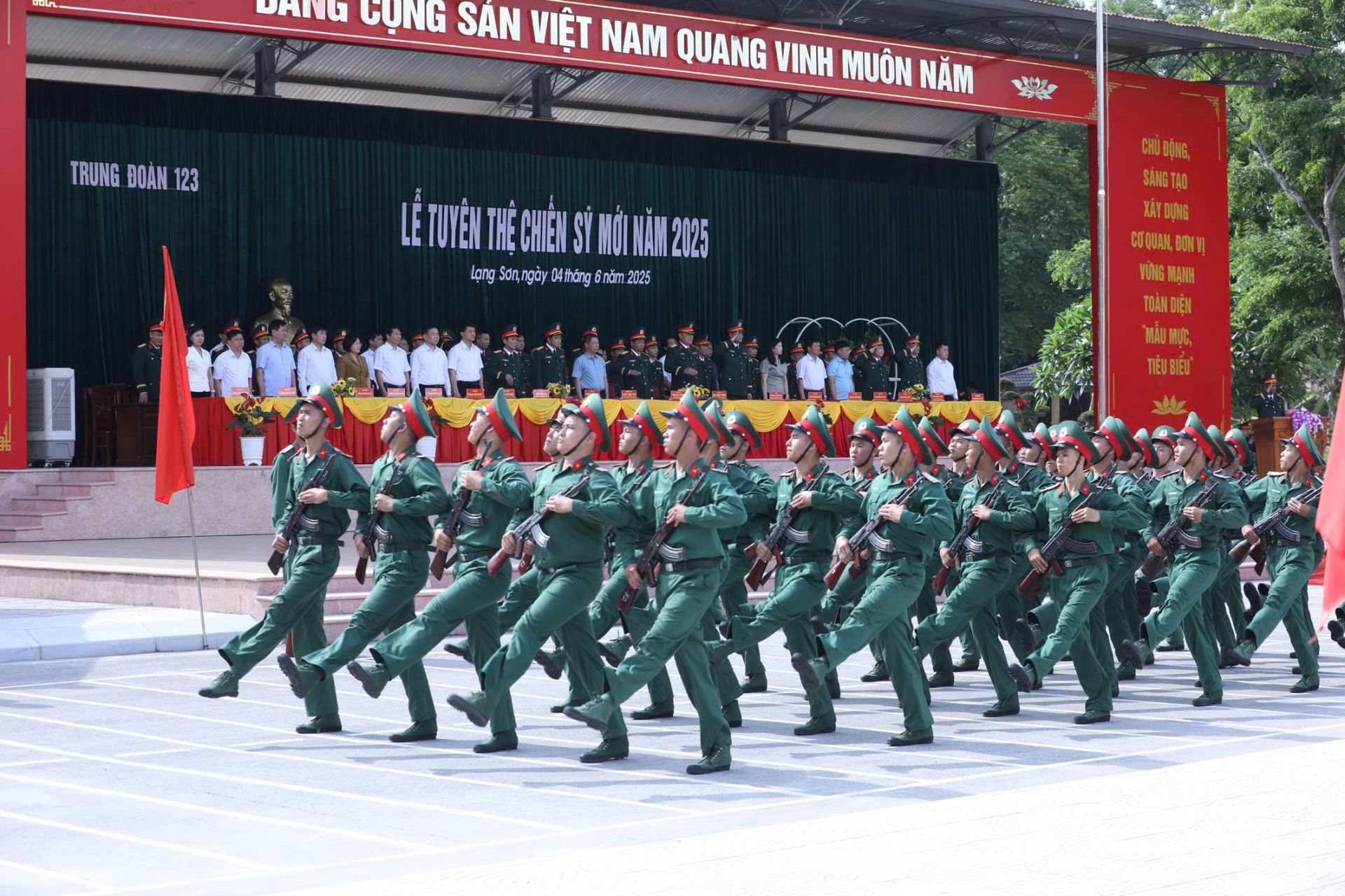 Cán bộ, chiến sĩ Bộ CHQS tỉnh Lạng Sơn và Trung đoàn 123 tham gia duyệt đội ngũ tại lễ tuyên thệ