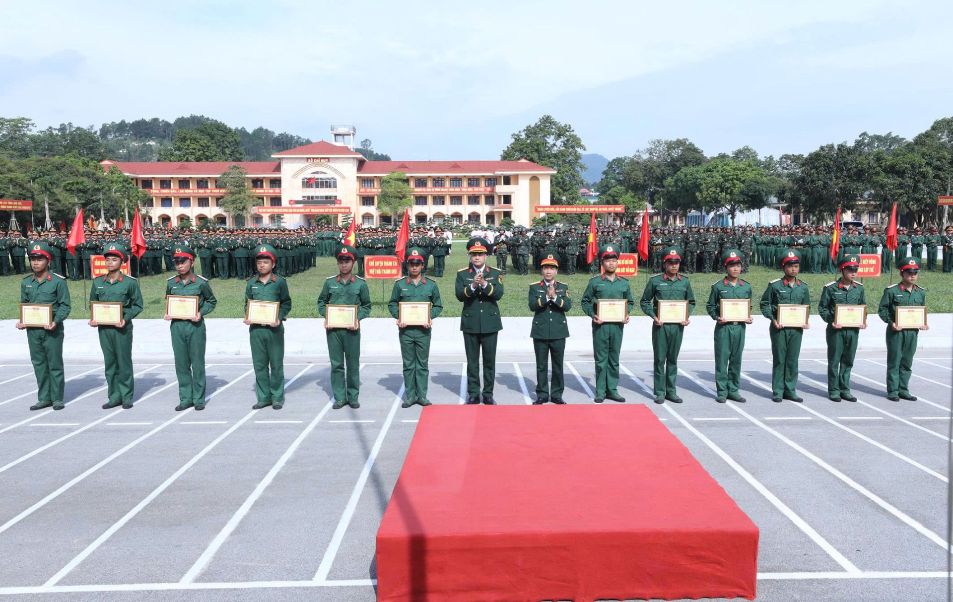 Chỉ huy Trung đoàn 123 tặng giấy khen cho các chiến mới có thành tích xuất sắc trong khóa huấn luyện chiến sĩ mới năm 2025
