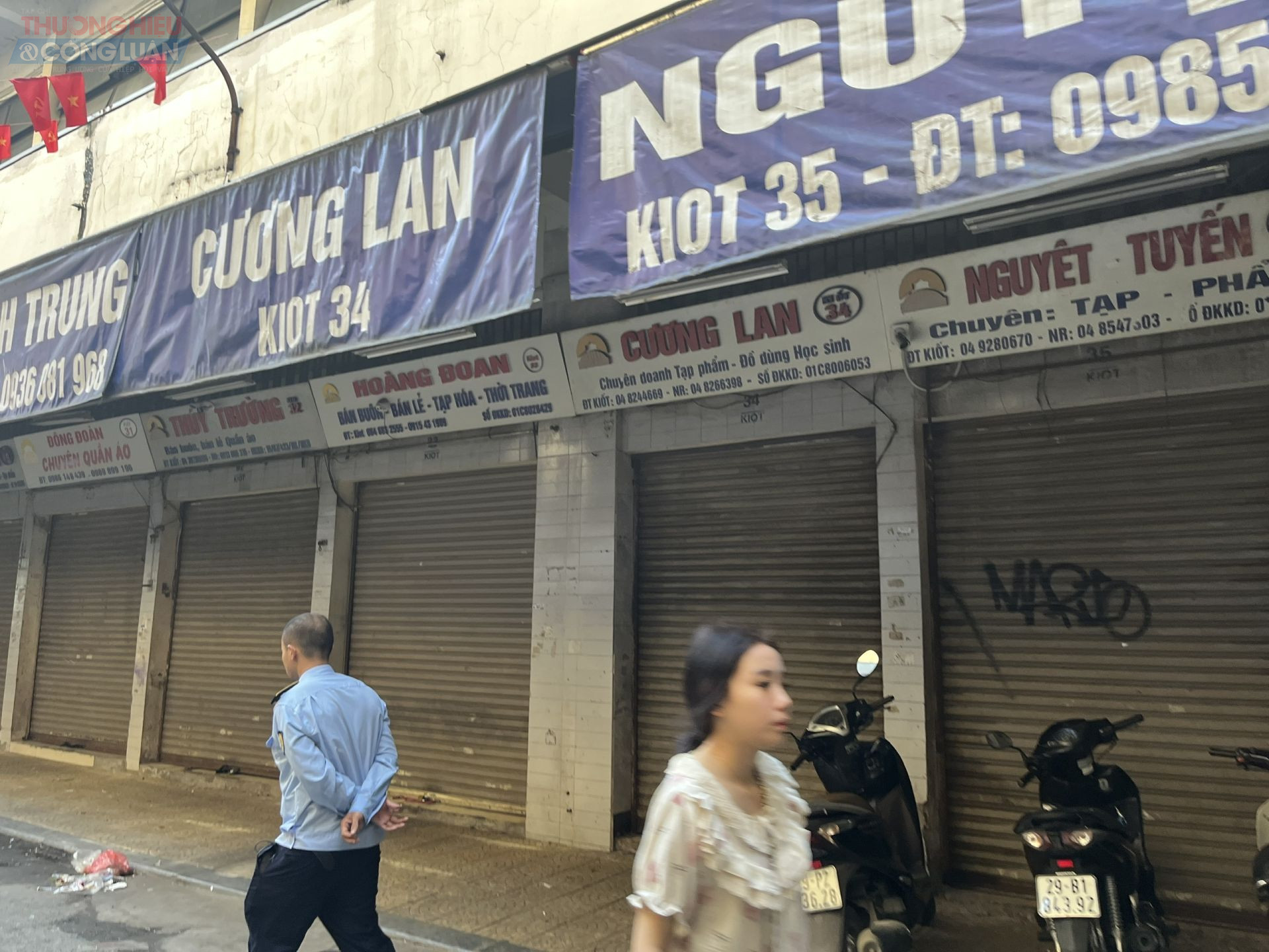 Hàng dài kiốt đóng kín, không bóng dáng người bán – một khung cảnh hiếm gặp tại chợ Đồng Xuân.