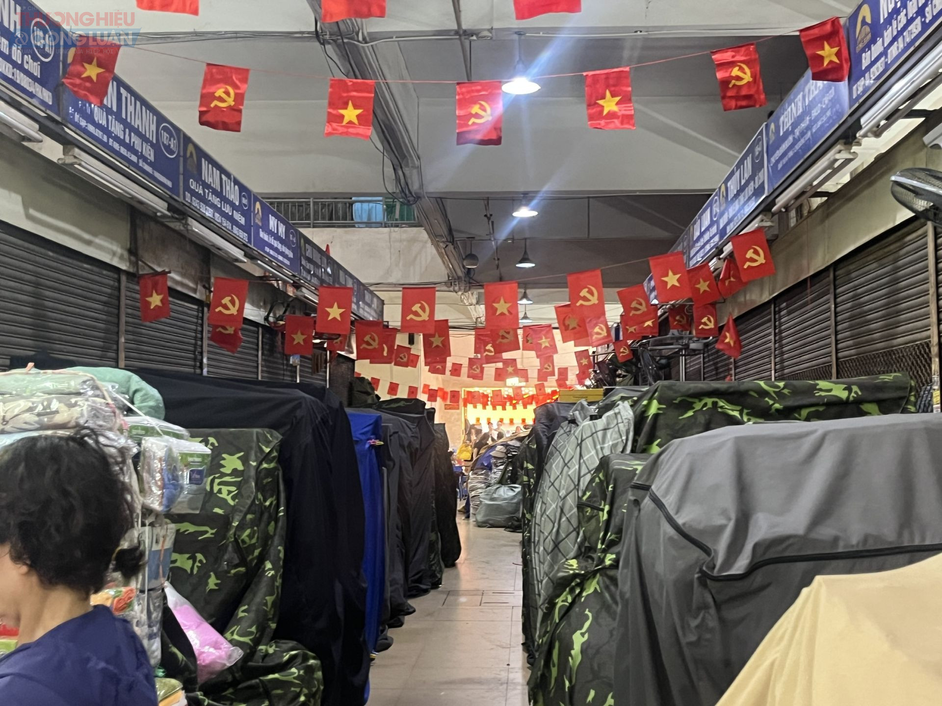 Số ít gian hàng mở cửa thì rất vắng khách.