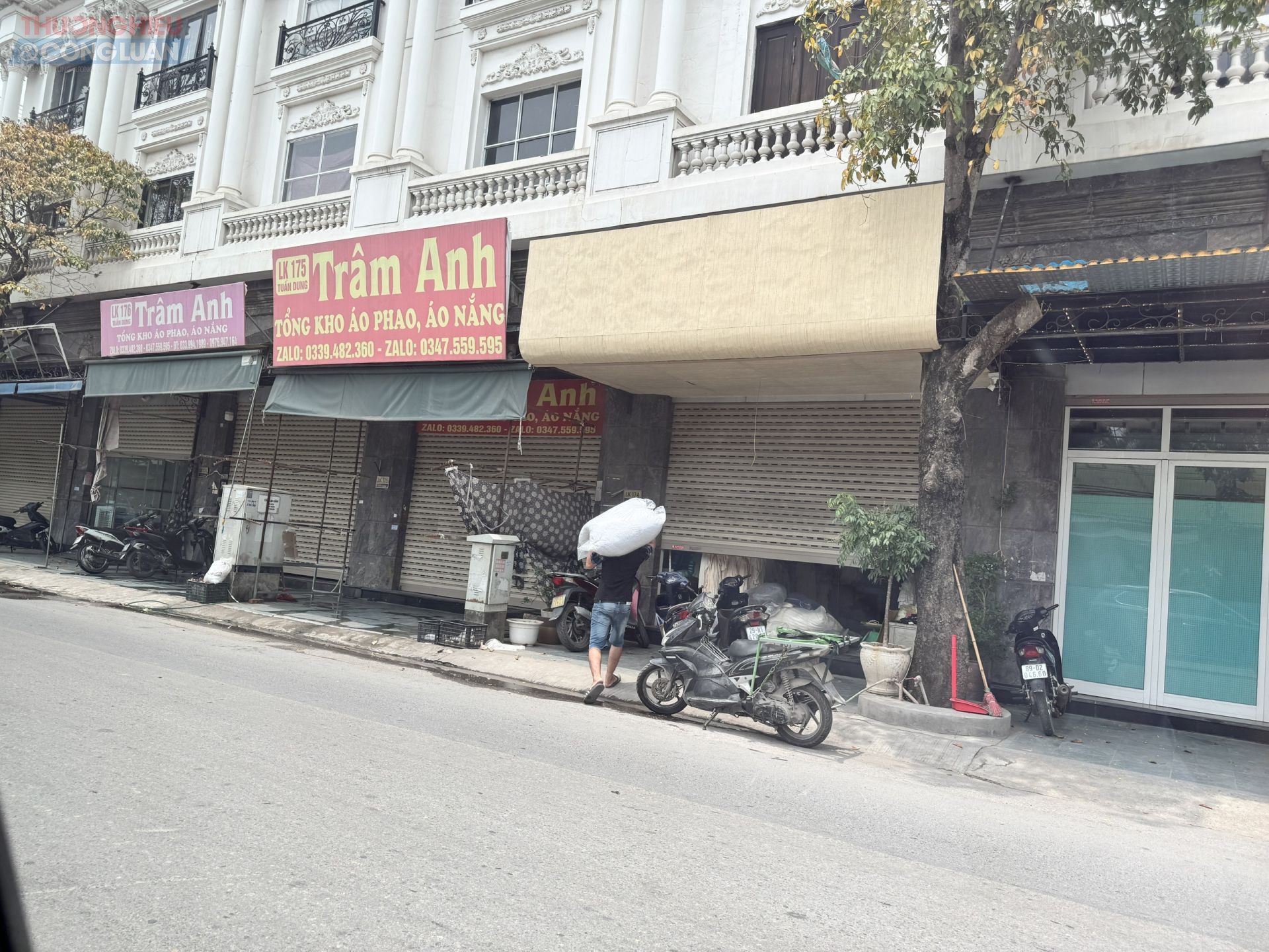 Cùng thời điểm này, tại chợ Ninh Hiệp (Hà Nội), cảnh các gian hàng, ki-ốt đóng kín cửa cũng diễn ra hàng loạt.