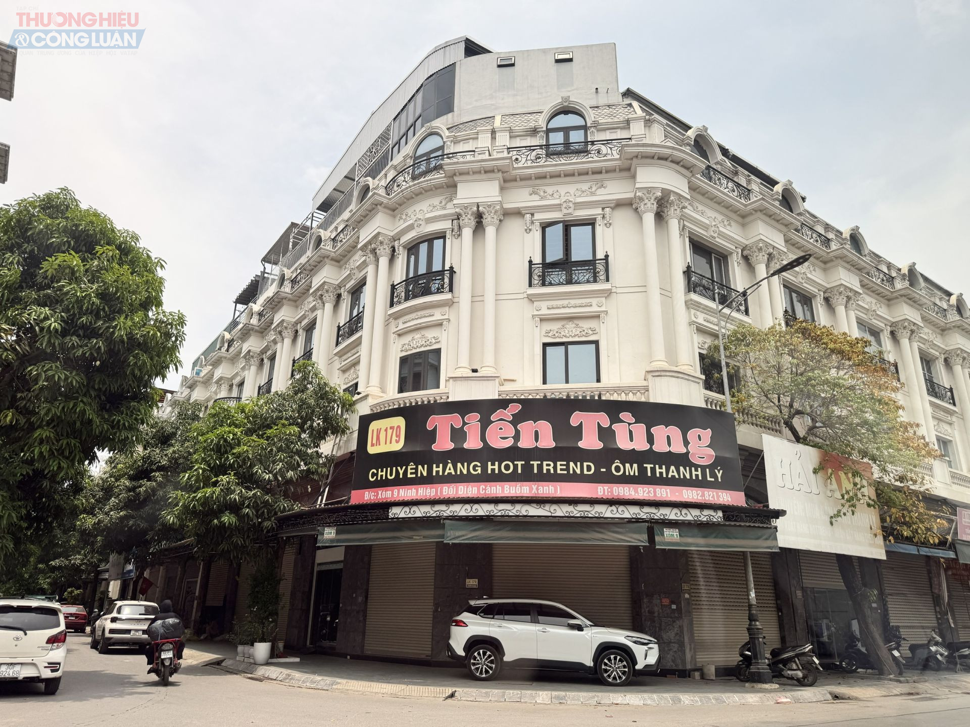 Nhiều cửa hàng quần áo nổi tiếng đóng cửa đúng vào thời điểm lực lượng chức năng triển khai đợt cao điểm kiểm tra, xử lý hàng giả, hàng lậu và hàng hóa không rõ nguồn gốc. Tình trạng hàng loạt cửa hàng đóng cửa gây ảnh hưởng không nhỏ đến hoạt động buôn bán và giao thương tại khu vực. Người dân đến chợ mua sắm cũng phải quay về trong sự ngỡ ngàng.