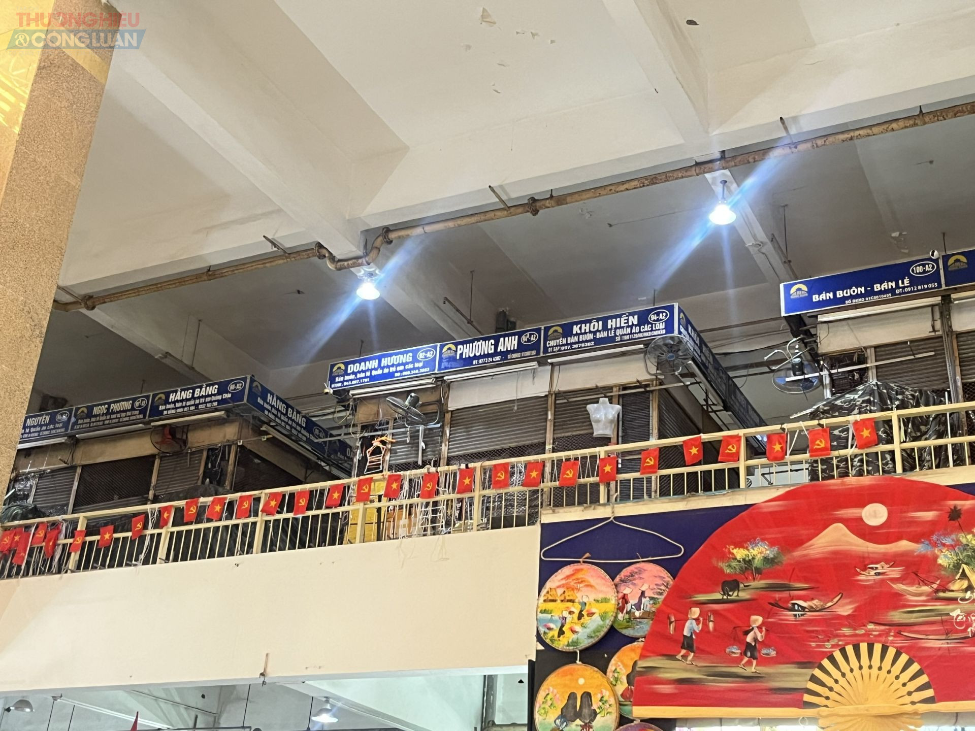 Không chỉ tầng 1, tầng 2 của khu chợ Đồng Xuân – nơi vốn sầm uất với các mặt hàng vải vóc, phụ kiện thời trang cũng rơi vào tình trạng “cửa đóng then cài”. Hàng loạt kiốt im lìm, không một bóng người, trong khi các lối đi thường ngày đông đúc nay trở nên vắng lặng bất thường.