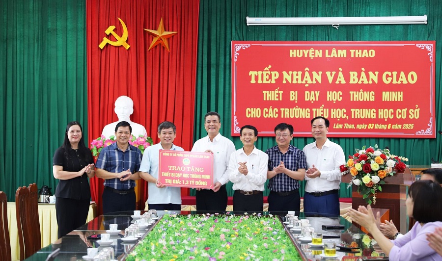 Lãnh đạo Supe Lâm Thao tặng biển tượng trưng kinh phí hỗ trợ thiết bị dạy học thông minh
