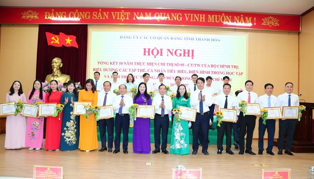 Lại Thế Nguyên, Phó Bí thư Thường trực Tỉnh ủy, Chủ tịch HĐND tỉnh, Trưởng Đoàn ĐBQH tỉnh, Bí thư Đảng ủy các cơ quan Đảng tỉnh cùng các đồng chí lãnh đạo tỉnh trao tặng Giấy khen cho các tập thể và cá nhân. Lại Thế Nguyên, Phó Bí thư Thường trực Tỉnh ủy, Chủ tịch HĐND tỉnh, Trưởng Đoàn ĐBQH tỉnh, Bí thư Đảng ủy các cơ quan Đảng tỉnh cùng các đồng chí lãnh đạo tỉnh trao tặng Giấy khen cho các tập thể và cá nhân.