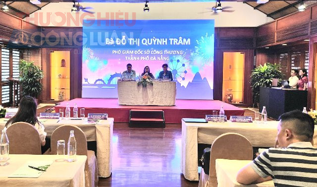 Đại diện Chi cục QLTT TP.Đà Nẵng trao đổi về công tác kiểm tra, kiểm soát chất lượng hàng hiệu tại sự kiện. Đại diện Chi cục QLTT TP.Đà Nẵng trao đổi về công tác kiểm tra, kiểm soát chất lượng hàng hiệu tại sự kiện.