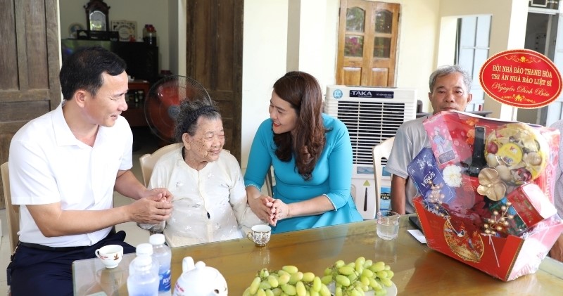 Hội Nhà báo tỉnh Thanh Hóa thăm, tặng quà thân nhân các nhà báo liệt sĩ
