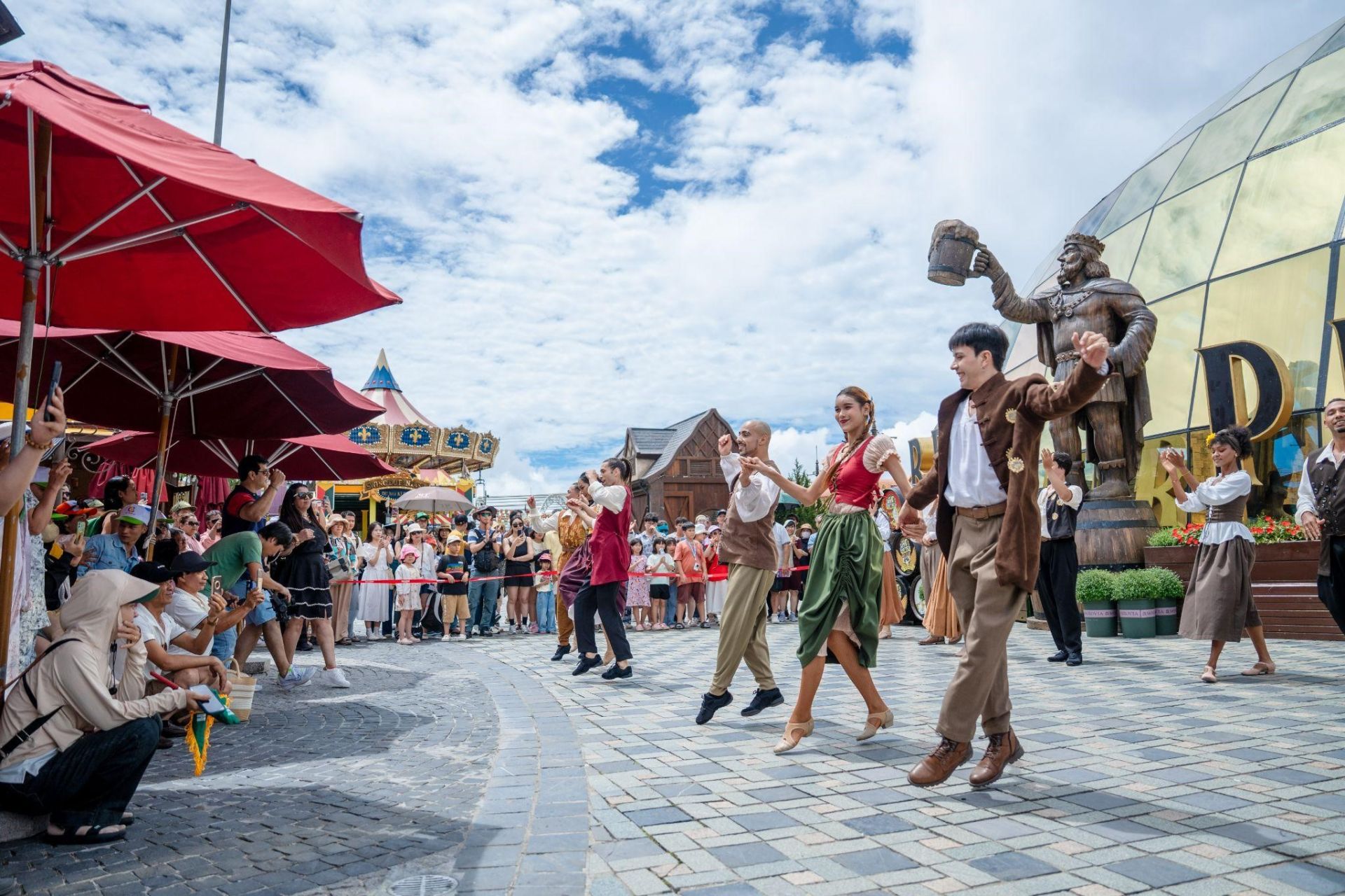 Hệ thống Sun World nổi tiếng với các công trình du lịch biểu tượng như Bà Nà Hills và các show diễn hấp dẫn, độc đáo