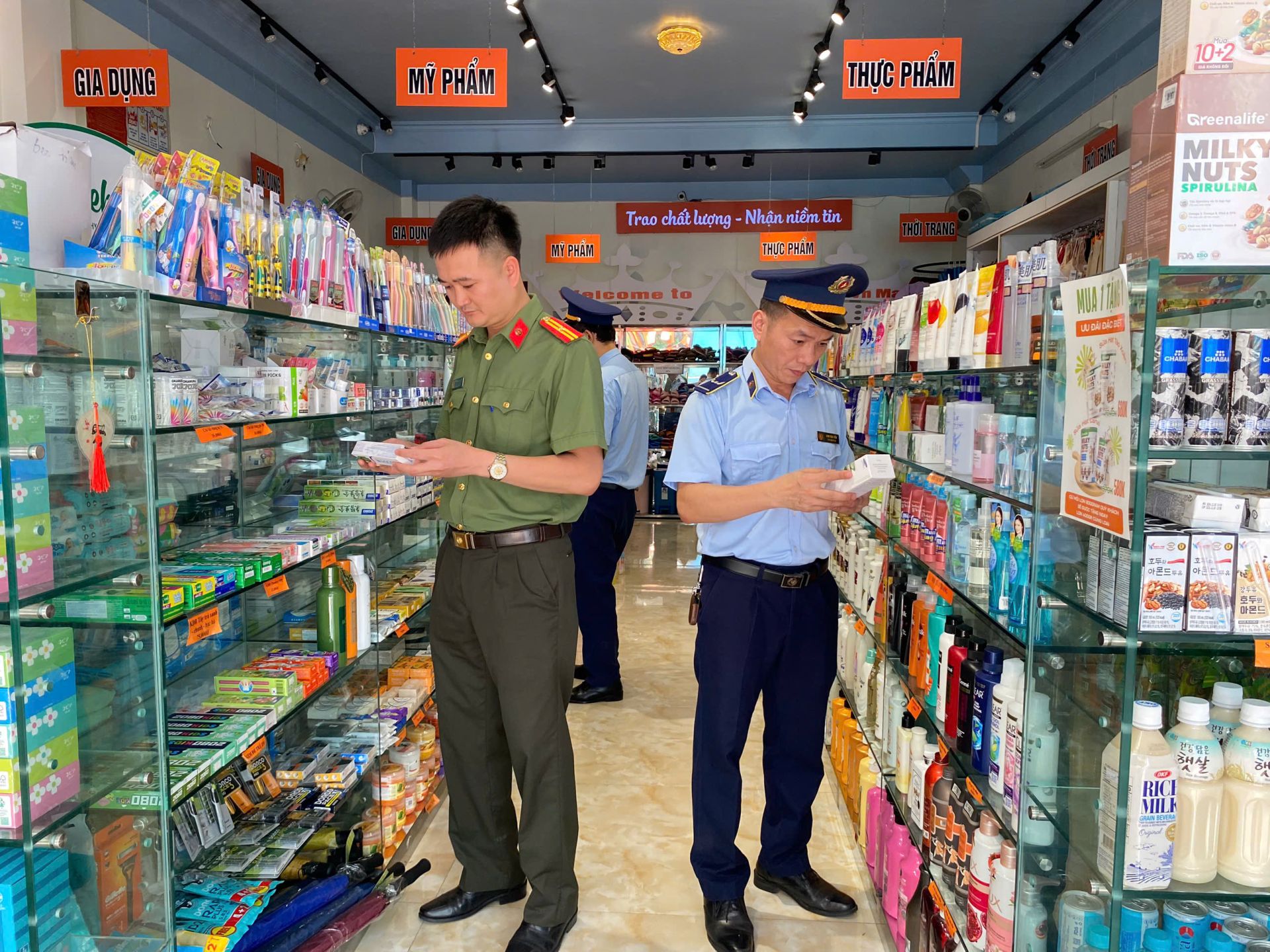 Đội QLTT số 6 phối hợp với các lực lượng kiểm tra hộ kinh doanh trên địa bàn thành phố Lạng Sơn, tỉnh Lạng Sơn Đội QLTT số 6 phối hợp với các lực lượng kiểm tra hộ kinh doanh trên địa bàn thành phố Lạng Sơn, tỉnh Lạng Sơn