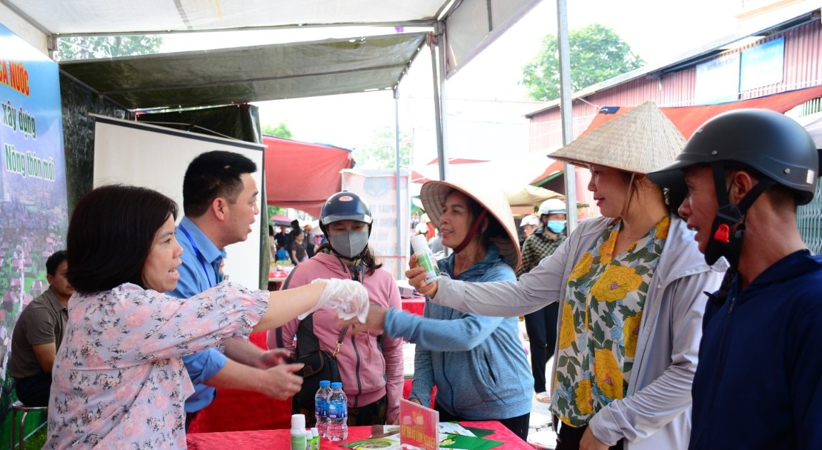 Bà con nhân dân được tư vấn cách sử dụng thuốc bảo vệ thực vật an toàn tại chương trình