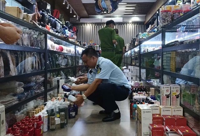 Lực lượng chức năng đang kiểm tra l&ocirc; h&agrave;ng. Ảnh: PY