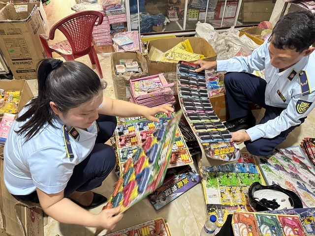 Lực lượng Đội QLTT số 4 đang kiểm tra lô hàng hoá đồ chơi trẻ em. Ảnh: Nguyễn Vũ Bi