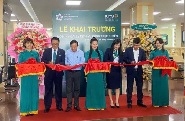 Lãnh đạo Văn phòng UBND tỉnh và Lãnh đạo BIDV Chi nhánh Bình Định cắt băng khai trương Đại lý Dịch vụ công trực tuyến. Lãnh đạo Văn phòng UBND tỉnh và Lãnh đạo BIDV Chi nhánh Bình Định cắt băng khai trương Đại lý Dịch vụ công trực tuyến.