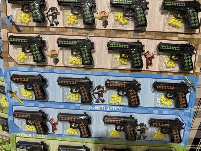 Cận cảnh lô hàng đồ chơi trẻ em là súng nhựa. Ảnh: N-V-Bi