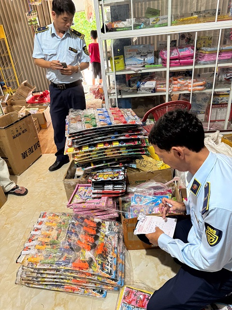 Cơ quan chức năng đang tiến hành tạm giữ tâng vật vi phạm. Ảnh: Nguyễn Vũ Bi